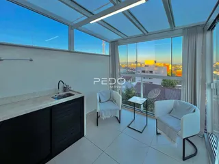 Sala de estar com vista para a cidade.