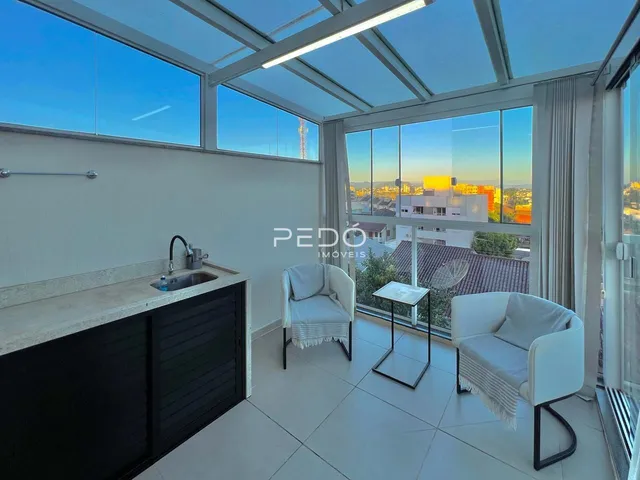 Sala de estar com vista para a cidade.