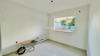 Ambiente interno com paredes brancas e piso de cerâmica claro.