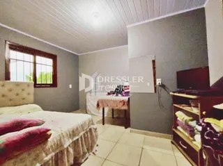 Quarto com cama e parede clara.