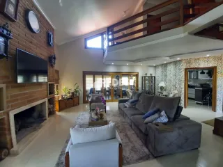 Sala de estar com lareira e decoração moderna em uma residência.