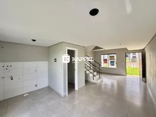 Ambiente interno com piso de cerâmica e acesso a área externa.