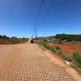 Vista de uma rua pavimentada em Lajeado, Brasil.