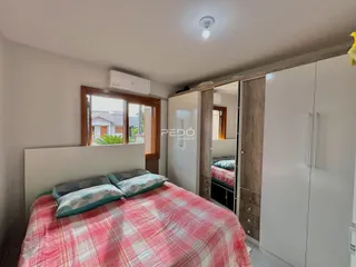 Quarto com cama e armário de casal.