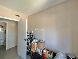 Vista de um corredor interno com porta branca em uma residência.