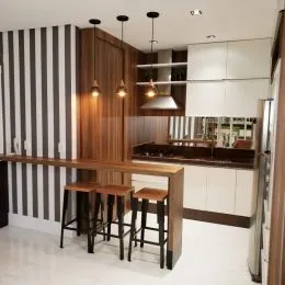 Cozinha com armários de madeira e balcão longo.