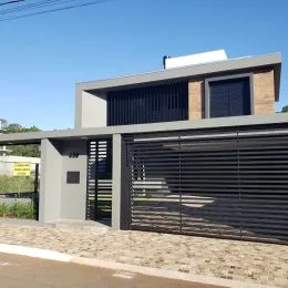 Foto da fachada moderna de uma residência em Lajeado, Brasil.