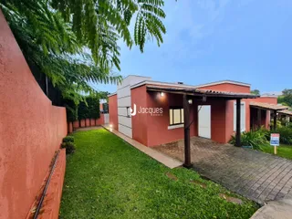 Fachada de uma residência em Lajeado, Brasil com jardim gramado.
