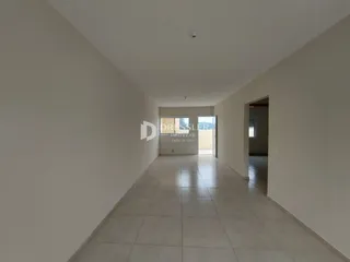 Foto de um corredor interno de uma residência.