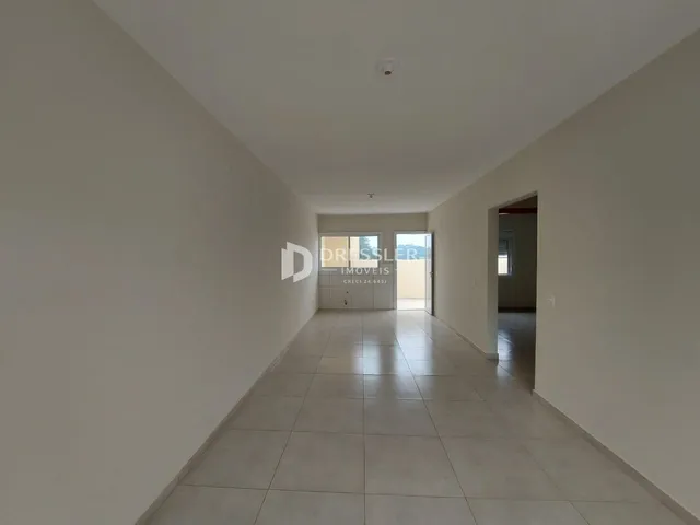 Foto de um corredor interno de uma residência.