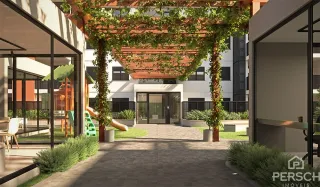 Vista externa de uma área com pergolado e vegetação em um imóvel.