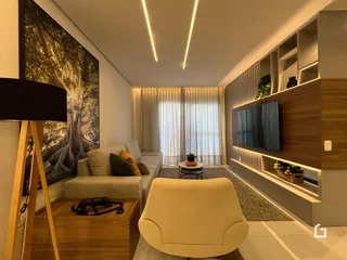 Sala de estar moderna com sofá e decoração de madeira.