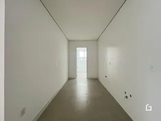 Corredor interno de uma residência com paredes brancas.
