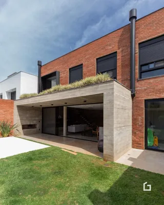 Fachada de uma residência em Lajeado, Brasil, com jardim gramado na frente.