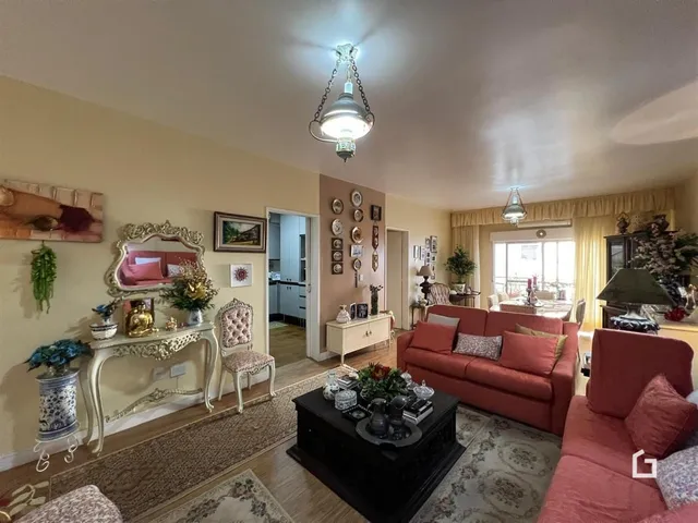 Sala de estar com decoração clássica e móveis de madeira.