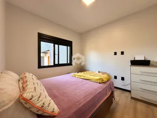 Quarto com cama e janela em um imóvel no Brasil.