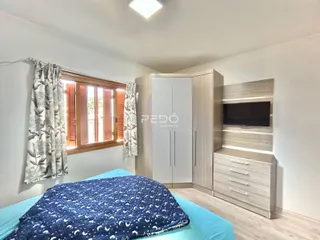 Quarto com janela e armários em um imóvel no Brasil.