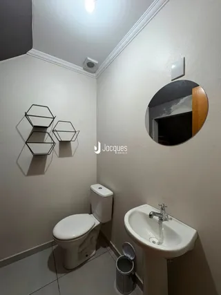 Foto de um banheiro interno com vaso sanitário e pia.