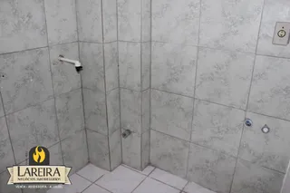 Parede revestida com azulejos em um ambiente interno.