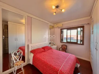 Quarto com cama e armário em um imóvel.