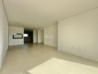 Vista interna de um espaço amplo com paredes brancas.