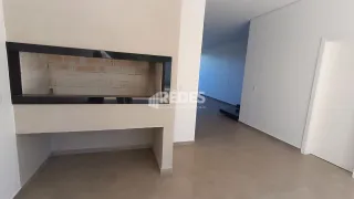 Vista interna de um ambiente com paredes brancas e piso claro.