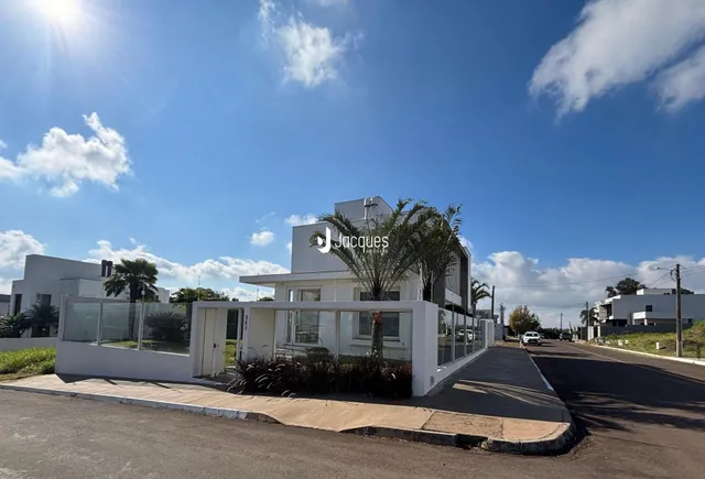 Fachada de uma casa moderna em Lajeado, Brasil, com cerca de vidro.
