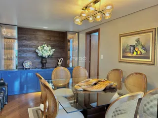 Uma sala de jantar com móveis de madeira e decoração moderna.