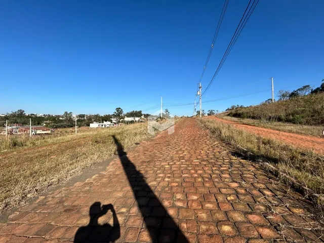 Um caminho de tijolos se estende por uma área gramada sob um céu azul.