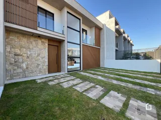 Fachada de uma residência moderna com jardim e varanda em Lajeado, Brasil.