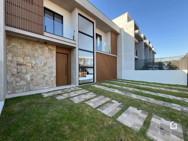 Fachada de uma residência moderna com jardim e varanda em Lajeado, Brasil.