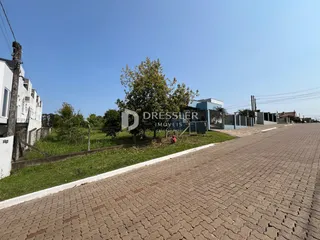 Vista externa de uma propriedade com gramado e rua em Lajeado, Brasil.