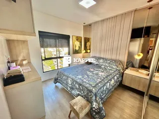 Quarto com cama grande e decoração floral.