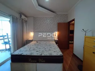 Quarto com cama grande e parede decorada