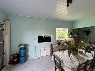 Quarto com paredes de cor azul claro e piso de cerâmica.