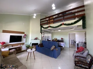 Sala de estar com decoração de madeira e televisão.