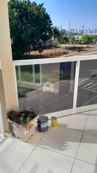 Vista da varanda com vegetação e paisagem ao fundo.