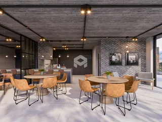 Uma sala de jantar moderna com mesa e cadeiras em um ambiente com teto de concreto aparente.