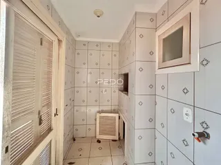 Hall de entrada com revestimento de parede em padrão de losango.