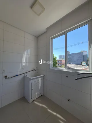 Banheiro interno com revestimento branco e piso claro.