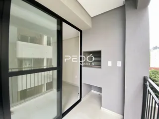 Vista interna de um ambiente com portas de vidro modernas.