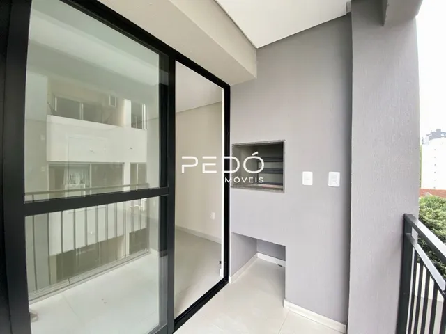 Vista interna de um ambiente com portas de vidro modernas.