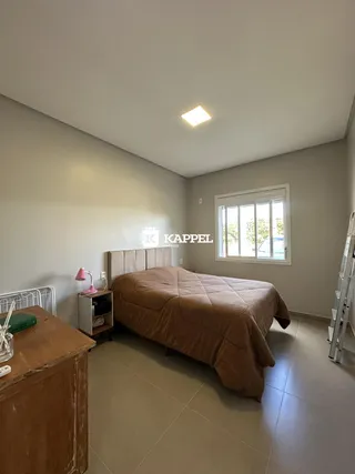 Quarto com cama e janela em um imóvel residencial.