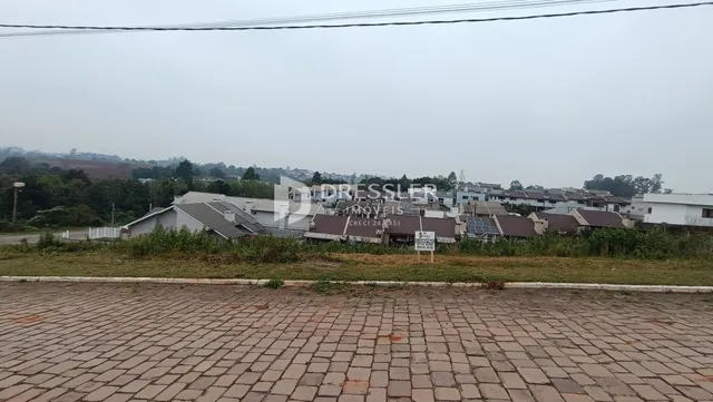 Vista externa de casas em Lajeado, Brasil com paisagem ao fundo.