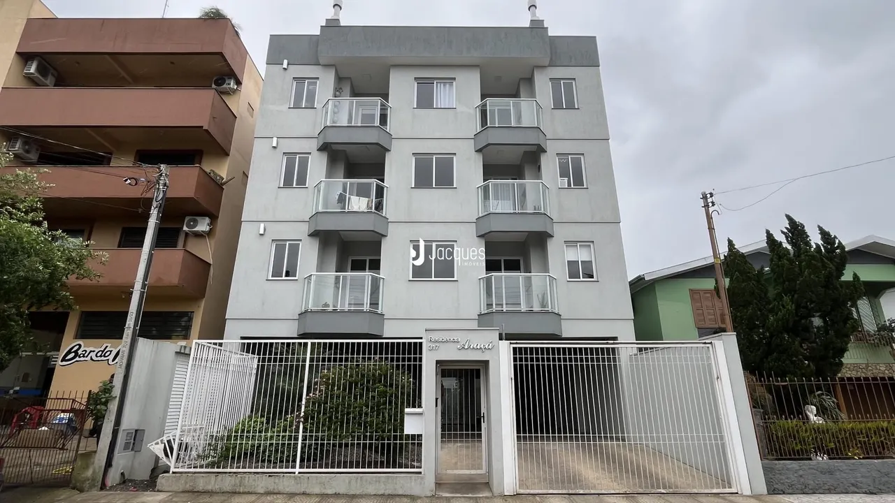 Fachada de um prédio residencial em Lajeado, Brasil com grade de segurança.