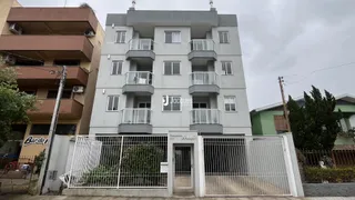 Fachada de um prédio residencial em Lajeado, Brasil com grade de segurança.