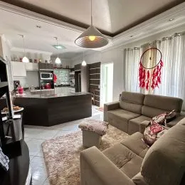 Sala de estar com sofá e decoração moderna.