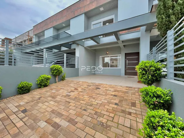 Fachada moderna de um imóvel residencial em Lajeado, Brasil, com área externa pavimentada.