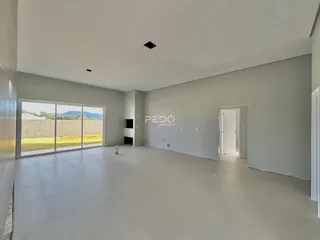 Sala ampla com porta de vidro voltada para o exterior.