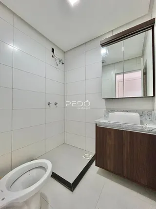 Foto de um banheiro interno com revestimento branco.